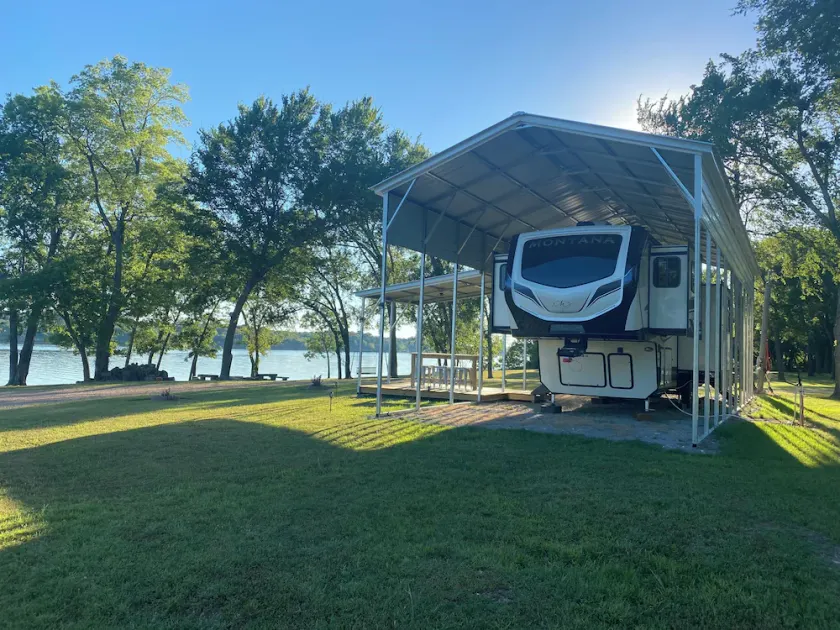 Lakefront luxury 5th wheel on Lake Hudson. No cleaning fees! - Image 1