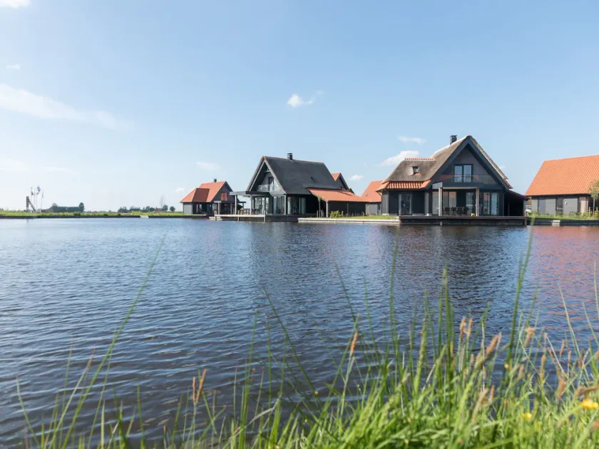 Luxury Villa on Waterfront - Image 1