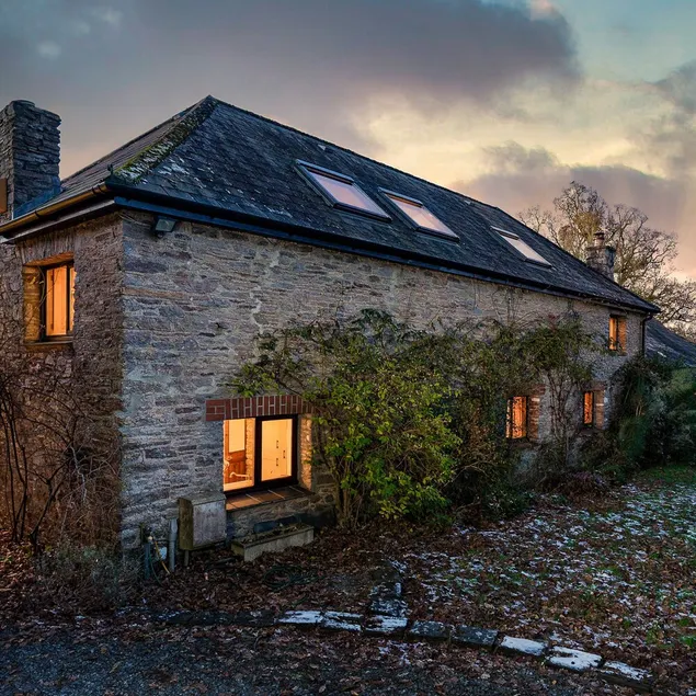 The Old Coach House - Converted barn with private garden parking and fireplace - Image 1