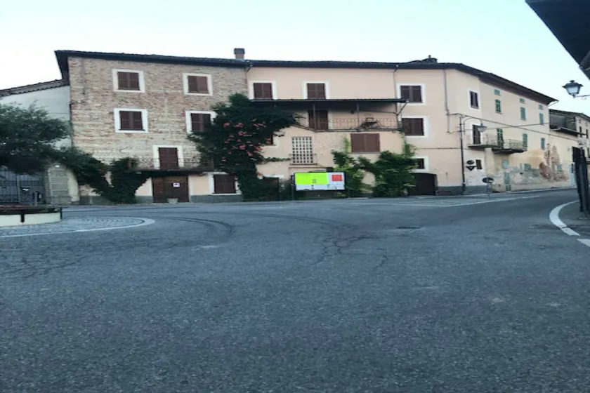 Country mansion on the hills - Image 1