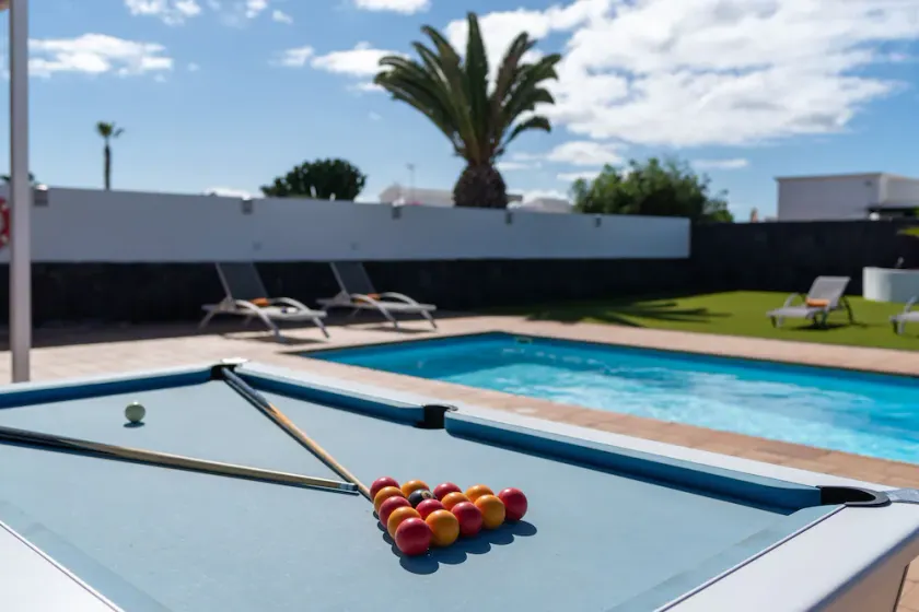 Villa Sara Lyxig modern familjevilla med privat uppvärmd pool och biljardbord - Image 1