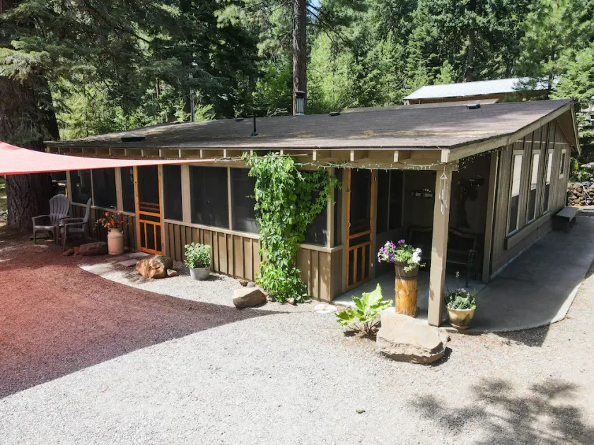 Upgraded Rustic Themed Retreat w/screened porch in Rocky Point. - Image 1