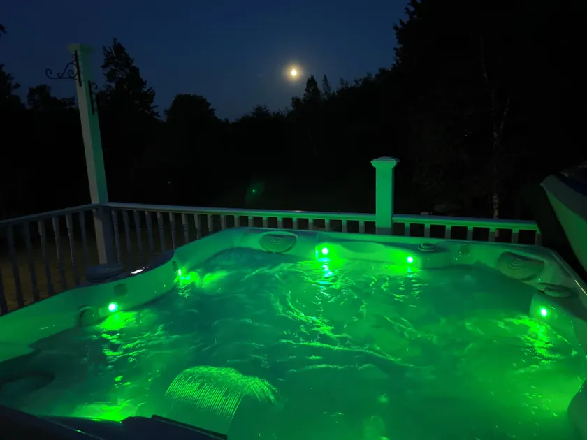 Couples Villa Retreat w/85” Sony HD 8K TV Pool table New Jacuzzi Spa & Game room - Image 1