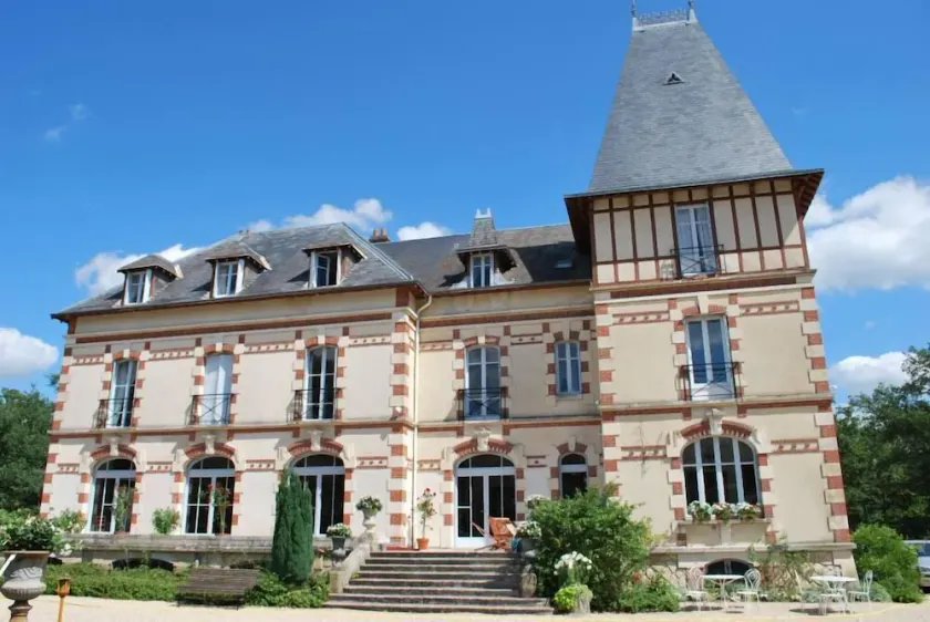 Chateau 150kms south of Paris for 15 people - Image 1