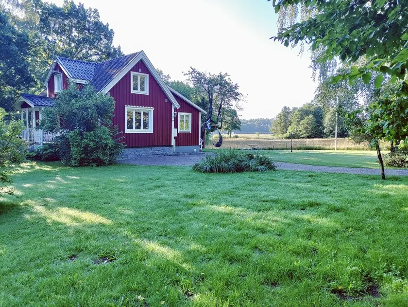 Lovely cottage with large terrace by the sea and nature. - Image 1