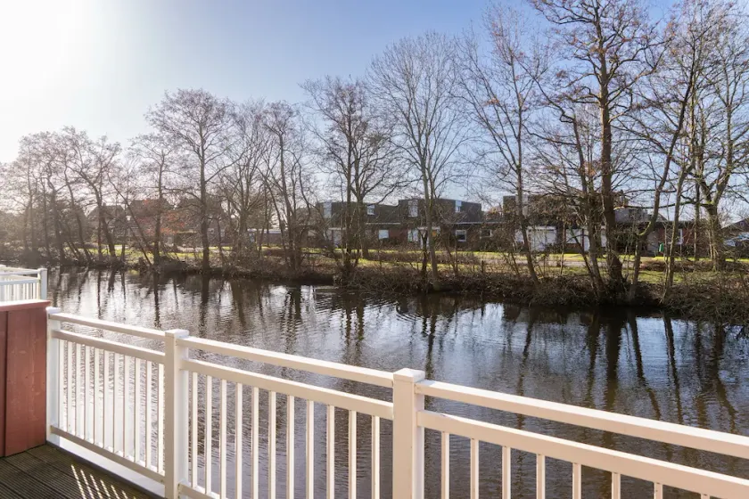 Top-ferienhaus am Deich mit Terrasse am Wasser, Balkon, Sauna, Kamin & Hot Tub - Image 1