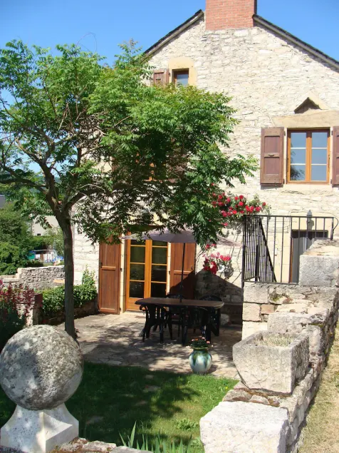 Stone holiday house in the heart of the village of Bertholène - Image 1