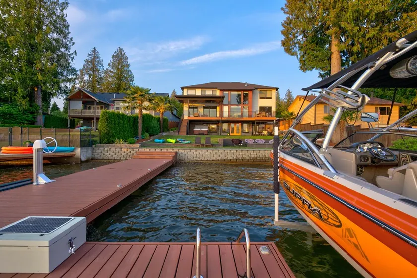 Waterfront Luxury: Private Deck Lake Tapps - Image 1