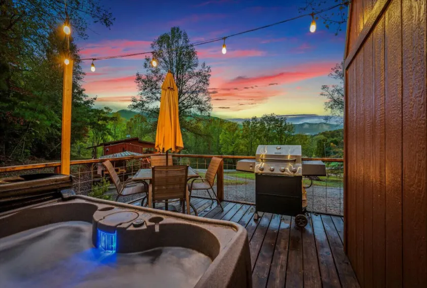 Brand new! 2bed/1bath Cabin with Mountain View, hot tub and grilling deck / Fire Pit table - Image 1