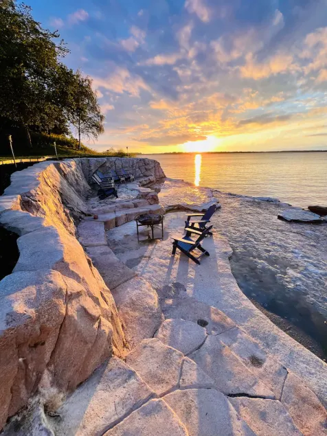 This Place Rocks! Waterfall and lake access  - Image 1