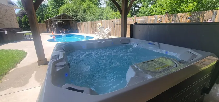 Niagara falls Luxury Villa- Hottub, Pool, Water View, breakfast  - Image 1