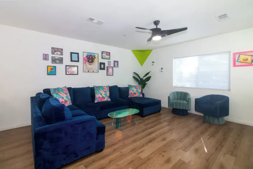 Bright Vibes Home- Sleeps 8- 1 block to University- Pacman, BBQ, Indoor Gym - Image 1