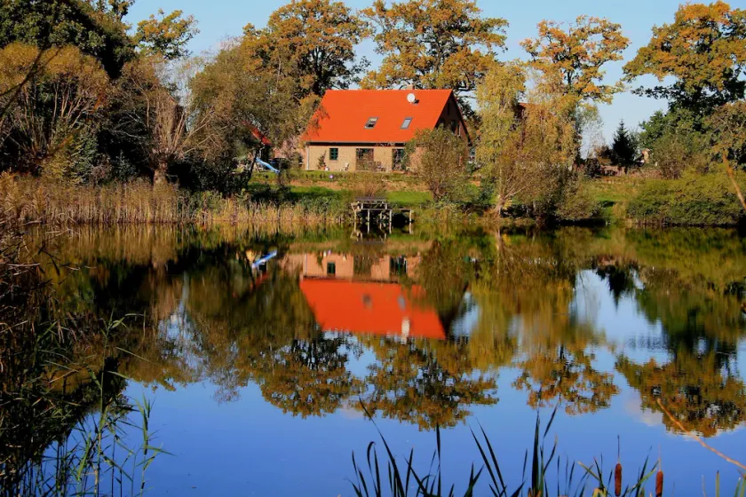Casa moderna para discernir o certo no lago em Mecklenburg idílio - Image 1