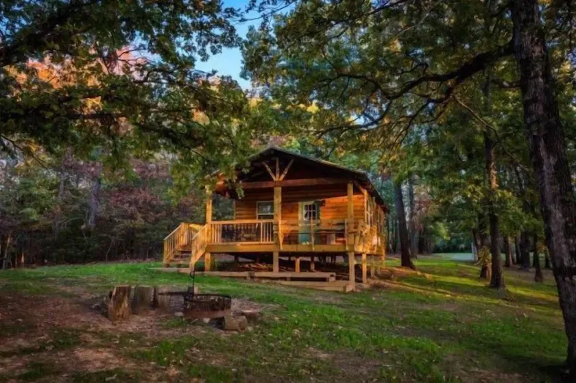 Buck Cabin is a Fully Furnished Lake Side Cabin on Rend Lake Comfortable for all - Image 1