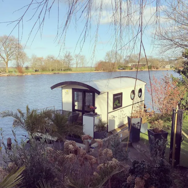 Romantic Boathouse Getaway in Lathum - Image 1