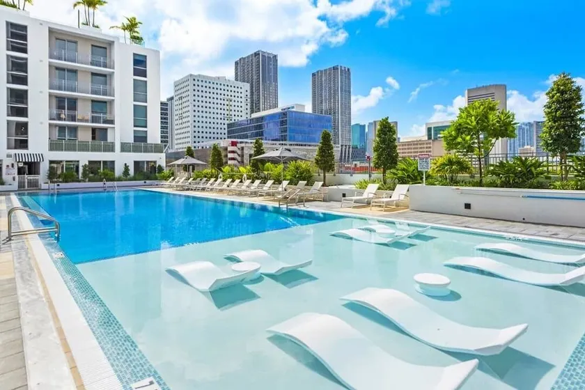 Vaca Rentalz Miami 1BR / 1BA Rooftop Pool - Image 1
