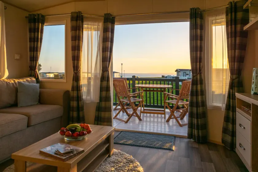 Moderner Wohnwagen mit 2 Schlafzimmern und Meerblick auf dem 5 * Hoburne Naish Holiday Park - Image 1