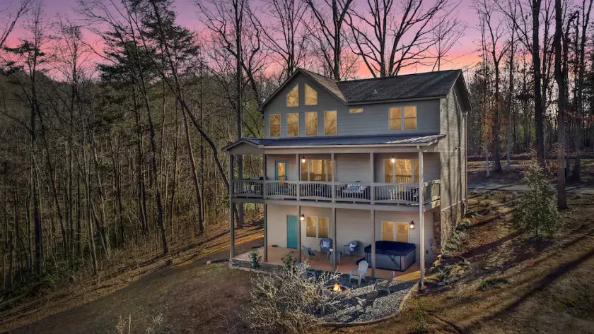Spacious Luxury 3 Level Cabin w Hot Tub & Fire Pit - Image 1