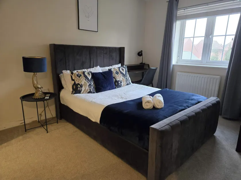 House - Sleeps 6 & Parking - Image 1
