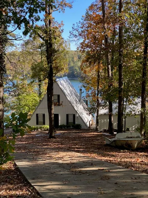 A-Deck With a View. A unique lakeside home on Smith Lake - Image 1