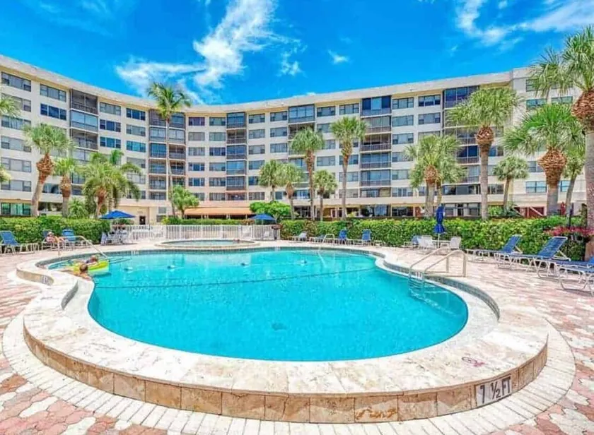 Grand accommodation on USA #1 Beach-Siesta Key - Image 1