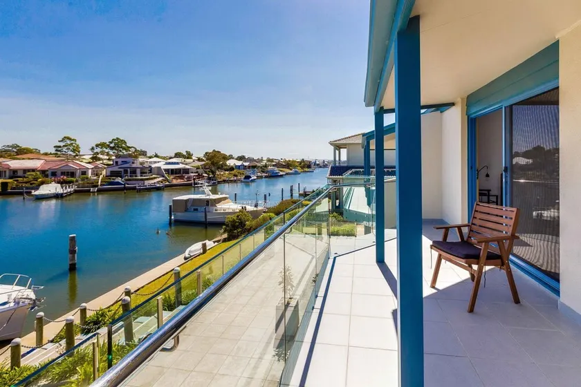 A welcoming and beautifully presented home located on the canals - Image 1