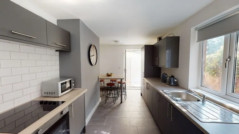 Stunning City Centre-Uni Town House - Image 1