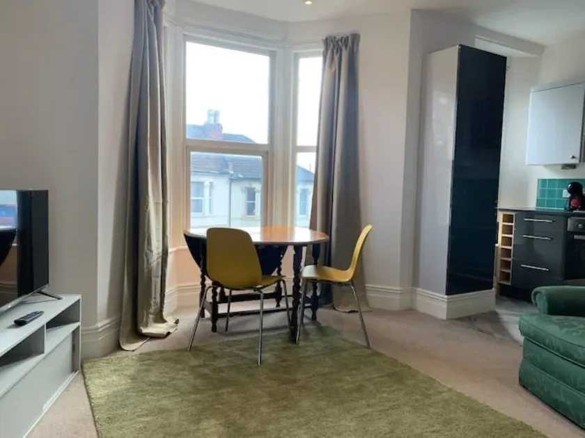 Central 2 bed flat with off street-parking - Image 1