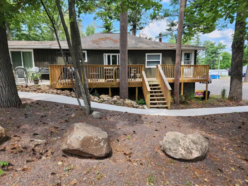 Lakeview Cottage: Spacious Lakeside Retreat for Families and Friends - Image 1