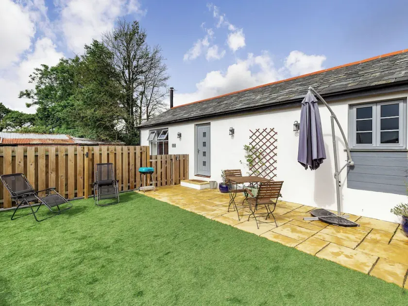 A great choice for couples wanting a relaxing escape close to the coast. - Image 1
