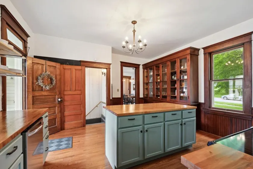 Cloverleaf Victorian | Historic Victorian | Walk Downtown | Sleeps 10 - Image 1