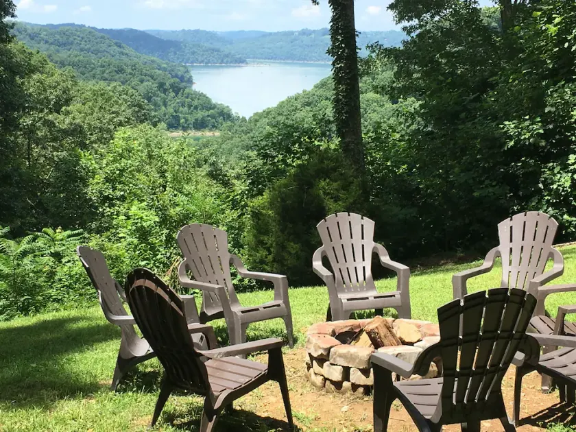 5 BR, 3 King Beds, Fire Pit, Hot Tub, Game room! Amazing Year Round Lake View!! - Image 1