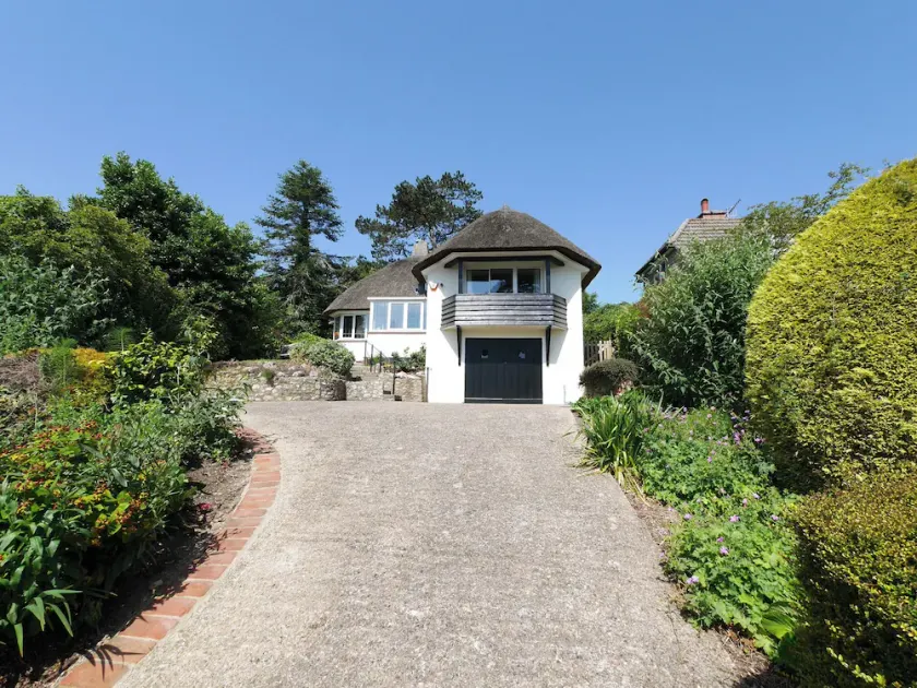 MARIES, pet friendly, character holiday cottage in Lyme Regis - Image 1