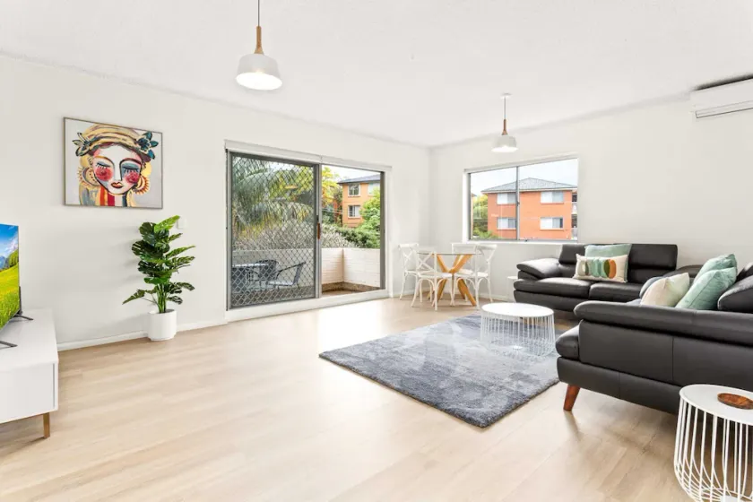 Bright and convenient apartment, close to shops - Image 1