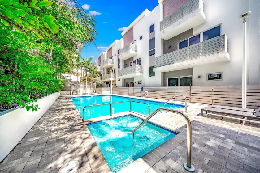 Pool+Hot Tub+Sauna+Gym! 1 Minute Walk To Beach! - Image 1
