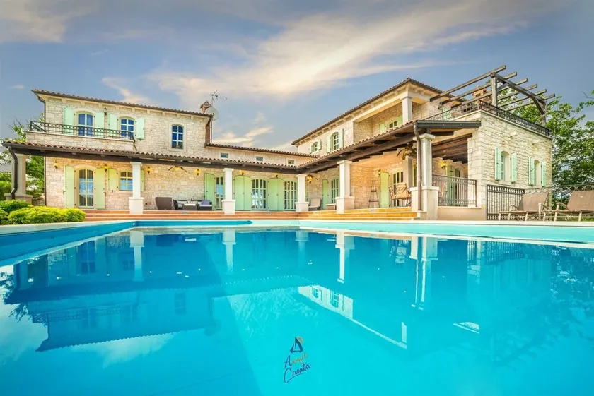 Luxuriöse 4-Schlafzimmer-Villa mit Pool, eigener Sauna und atemberaubendem Meer- und Waldblick - Image 1