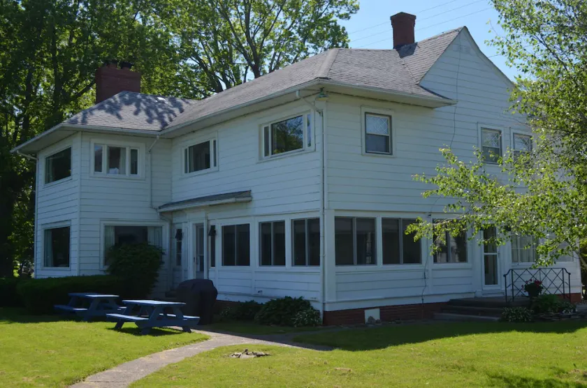GREAT GETAWAY ! a 3200 sq. ft. LAKEFRONT HOUSE, LARGE YARD 176ft. OF WATERFRONT - Image 1