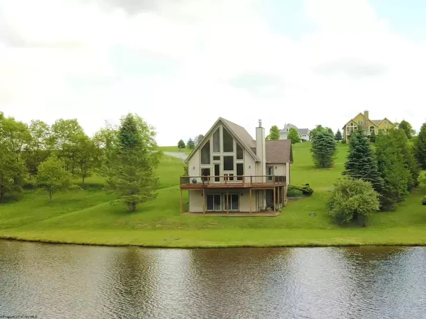 Meet Bessie, your upscale cabin at the lake. - Image 1