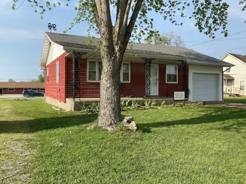 Cozy house/attached garage close to Lucas Oil Race Track and Pomme De Terre Lake - Image 1