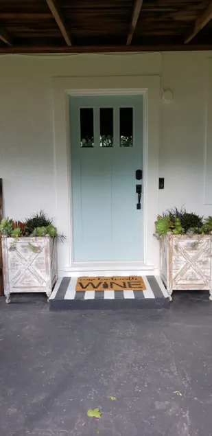 Vineyard Farmhouse close to Plaza! Bocce Ball, Bikes, Bathrobes & therapy Donkey - Image 1