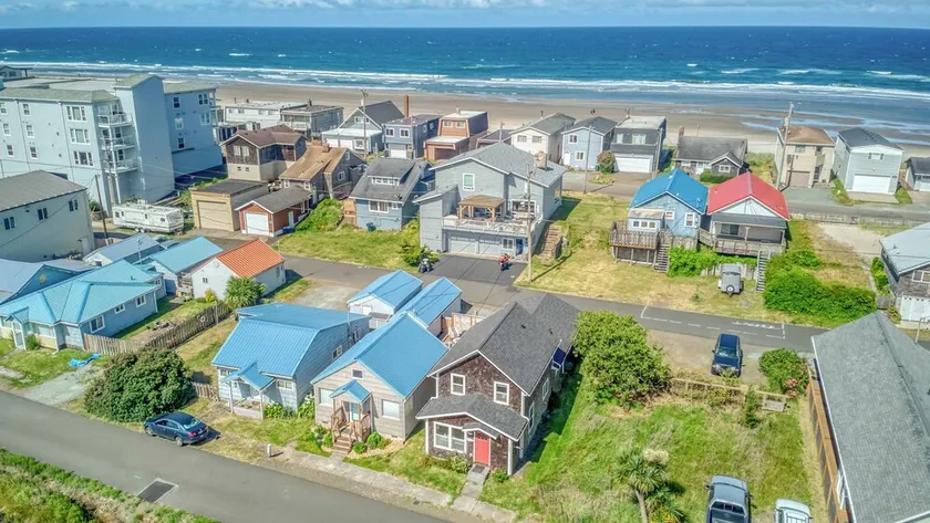 Updated vintage charmer in downtown Rockaway is one block to Sandy Beach! - Image 1