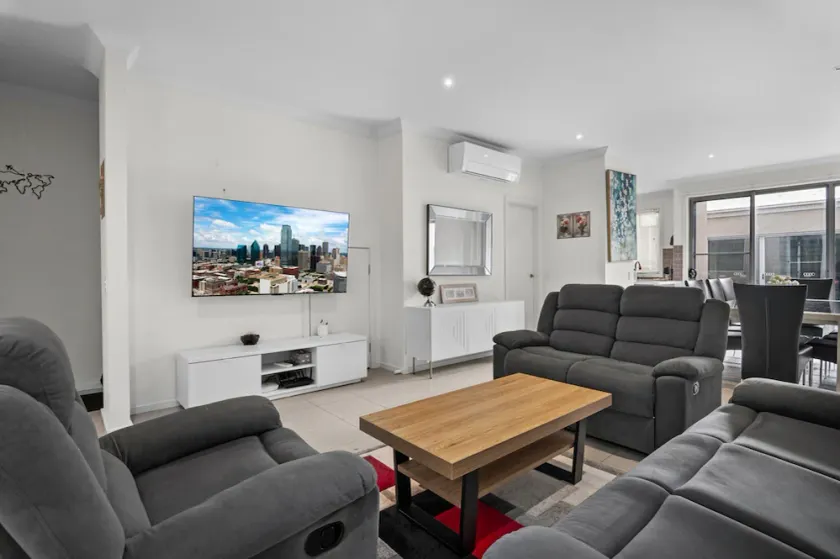 Spacious 3-Bed Townhouse in Coburg - Image 1
