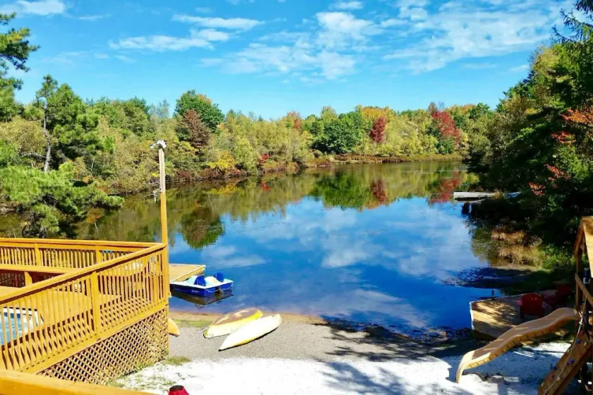 Pocono Lakefront Vor-Ort-Swimmingpool / Whirlpool, Spielset / 2 Docks / Sandstrand / Boote - Image 1