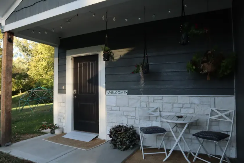 Modern, Family-Friendly Space, Quick KC Downtown, Driveway, Quiet Road & Nature! - Image 1