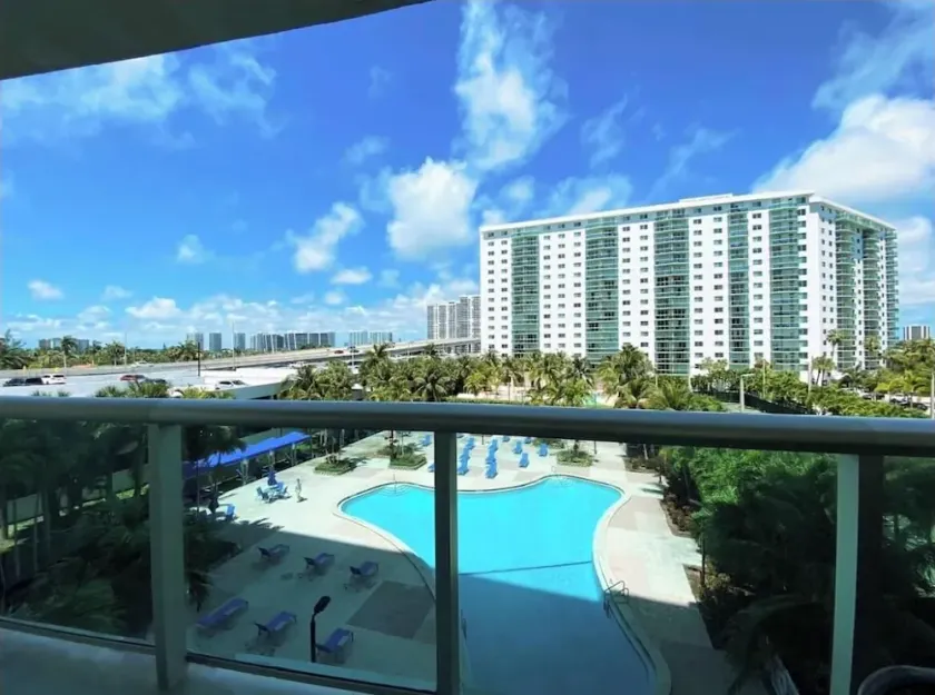 walk to beach, pool, family-friendly, equipped kitchen, self check-in, Wi-Fi. - Image 1