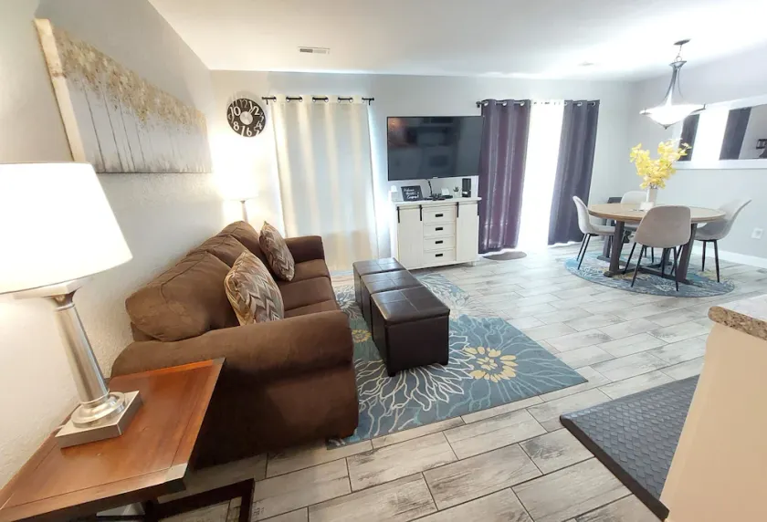 Romantic Getaway Walk-in Suite. Resort Amenities! Remodeled! Excellent Rates! - Image 1