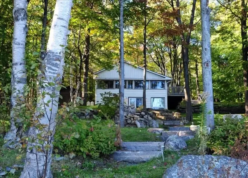 Autêntica 1935 Muskoka Log Cabin com todos os confortos de casa - Image 1