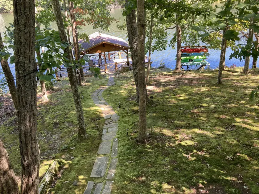 Lakefront, Gas Firepit. Hot Tub. Private Dock. Pup Friendly - Image 1