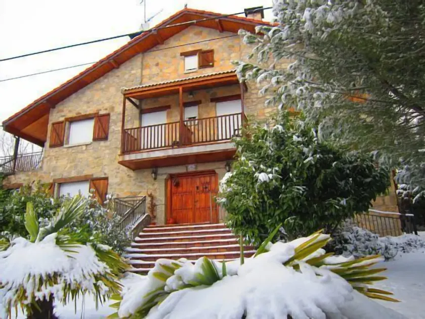 Rural House (Full Rental. 6 rooms with bathroom) 12 pax in GREDOS. - Image 1