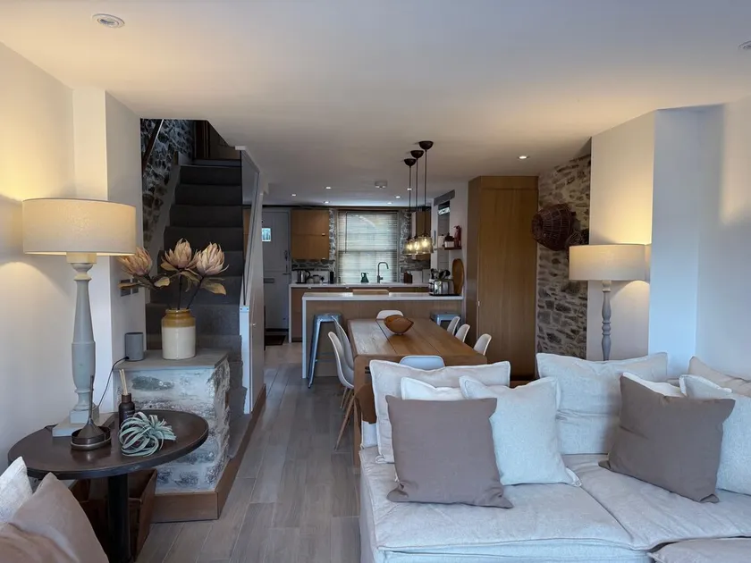 Stylish Cottage, central location with harbour view and double parking - Image 1